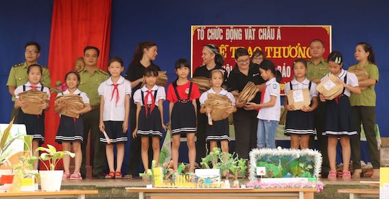 Trao[-]giải[-]thưởng[-]cho[-]các[-]học[-]sinh[-]tham[-]dự[-]Ngày[-]hội[-]Sáng[-]tạo[-]bảo[-]vệ[-]Gấu.[-]